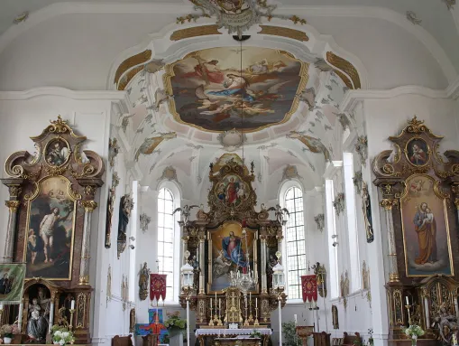 Innenraum der barocken Pfarrkirche