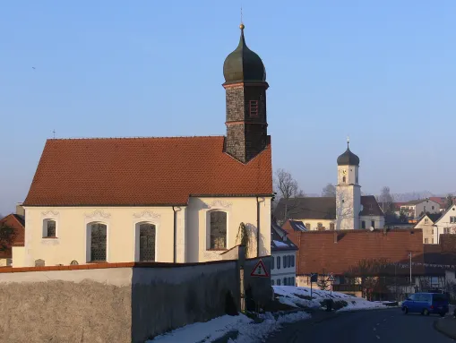 Ortsteil Hasenweiler mit der Kirche Pfarrkirche Mariä Geburt. Im Hintergrund die Friedhofskapelle.