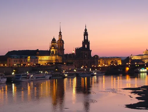Abendliche Elbe am Terrassenufer