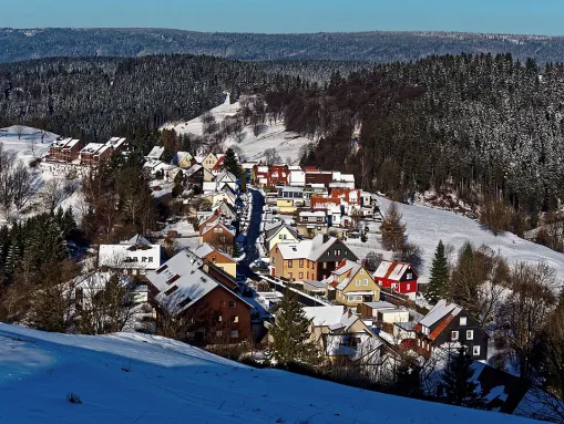 Blick vom Glockenberg auf Ortsteil Schwalbenherd von Sankt Andreasberg. Im Hintergrund der Acker-Höhenzug.