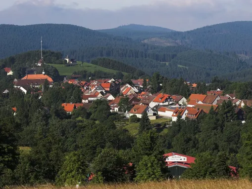 Der Glockenberg und die Oberstadt von Sankt Andreasberg, aufgenommen von der Jordanshöhe.