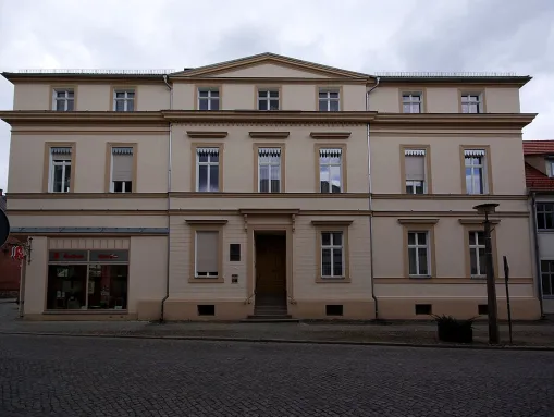 In diesem Haus in der Hauptstraße 46/47 hat Otto Unverdorben 1826 das Anilin gefunden.