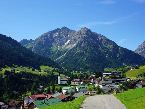 Blick auf Hirschegg und den Elfer (2387 m) und Zwölfer (2224 m)