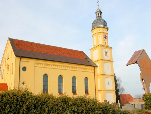 Die kath. Pfarrkirche St. Nikolaus im Ortsteil Schöneberg