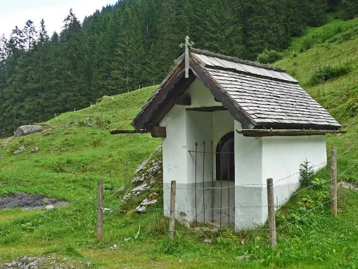 Kapelle am Volsporaweg im Gauertal im Latschau