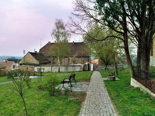 Schadeleben (Seeland), auf dem Kirchhügel