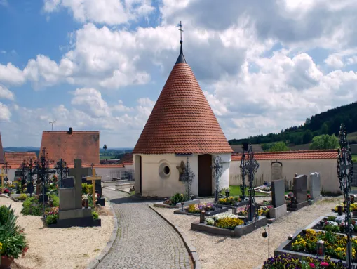 Romanische Kapelle (Karner) auf dem Friedhof
