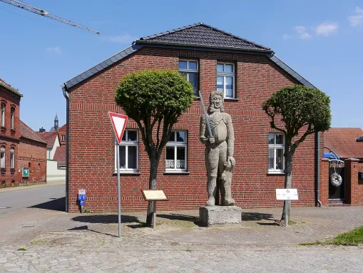 Der Roland von Buch (Altmark). Seit 1693 steht er vor dem Lehnschulzenhof, Breite Straße 8