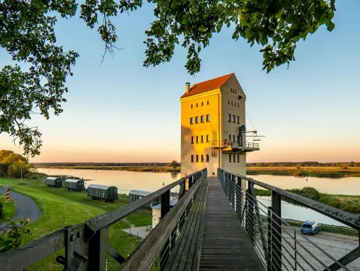 Historischer Verladeturm im Kulturhafen Groß Neuendorf