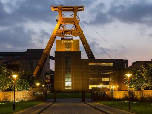 Der beleuchtete Förderturm der Zeche Zollverein