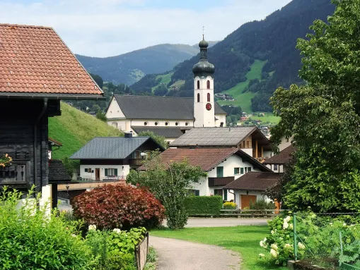Tschagguns mit der Wallfahrtskirche Mariä Geburt