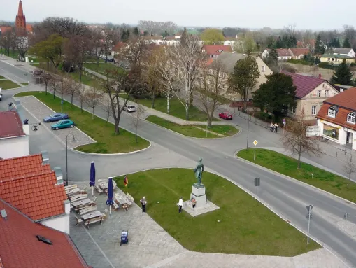 Zentraler Platz der Gemeinde mit dem Denkmal für Friedrich den Großen
