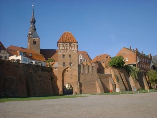 Elbtor und St.-Stephans-Kirche in Tangermünde  – Hier ritt Kaiser Karl IV. im Jahr 1373 zur Huldigung in die Stadt ein