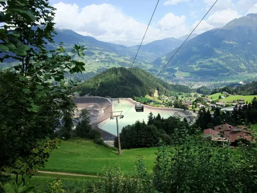 Blick auf die Golmer Seilbahn und den Speichersee