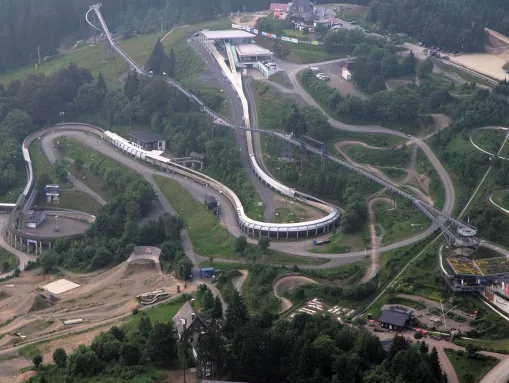 Luftbild der Bobbahn mit Panorama-Erlebnis-Brücke
