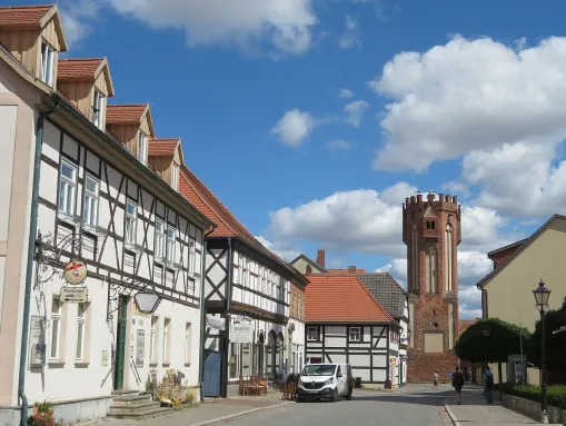 Lange Straße mit Eulenturm (Tangermünde)