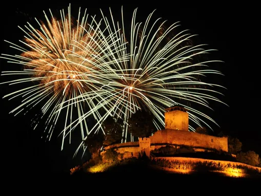Feuerwerk beim Weinberfest auf der Burg