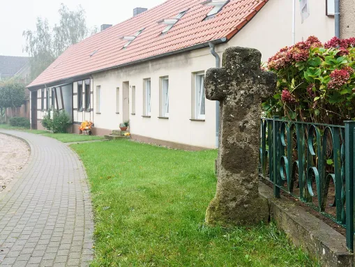 Steinkreuz am Ortsrand von Kleinau