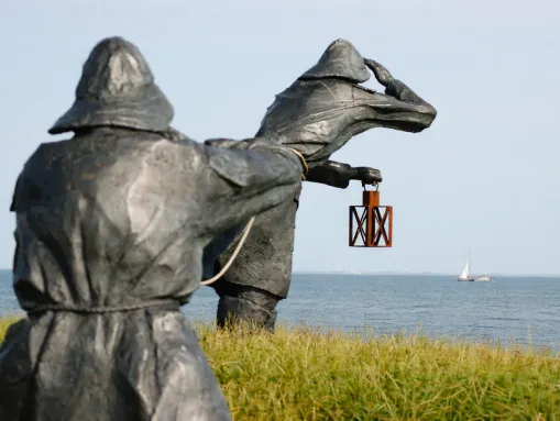 Skulptur „De Dijkwachters“, Symbol der Wachsamkeit der Inselbewohner gegen das Wattenmeer (zwischen Nes und Ballum)