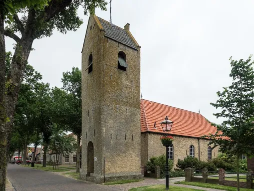 Kirche mit freistehendem Glockenturm