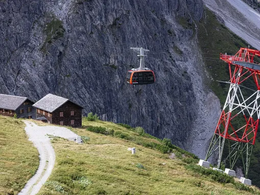 Luftseilbahn-Kabine und Seilbahnstütze der Lünerseebahn