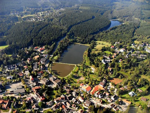 Hahnenkleer Ortskern mit Kurpark und den beiden Kranicher Teichen