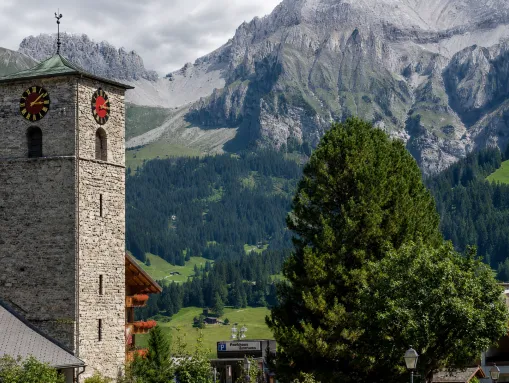 Die Dorfkirche im Zentrum von Adelboden