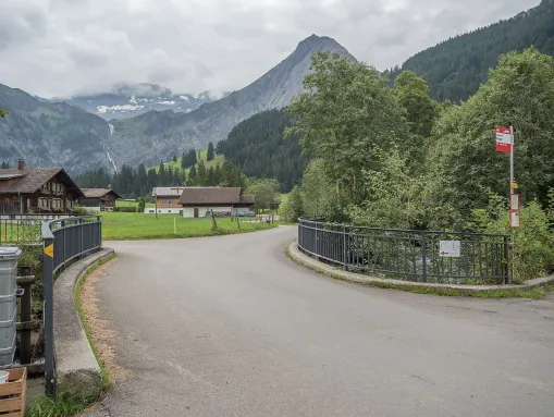 Blick aus dem Ortsteil Boden auf die fernen Engstligenfälle