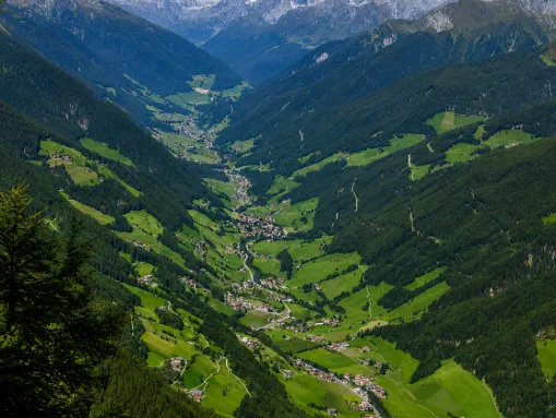 Fantastischer Blick in das Ahrntal - eingerahmt von den steilen, grünen Bergflanken markanten, teils schneebedeckten Dreitausender