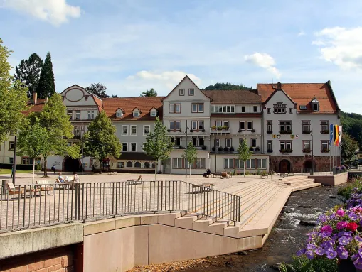 Rathaus mit renoviertem Vorplatz und renaturierter Alb