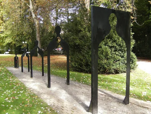 Skulptur "Seven Generations" von Frederick Franck im Kurpark von Bad Herrenalb