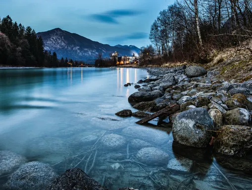 Blick auf den Fluss Inn bei Brixlegg (hinten die Montanwerke Brixlegg)