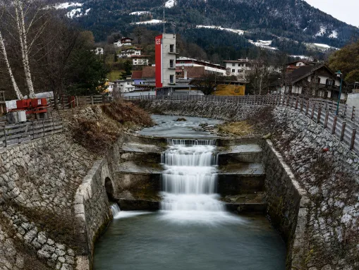 Alpbach im Ortszentrum Brixlegg, kurz vor der Mündung in den Inn