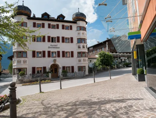 Das traditionsreiche Gasthof Herrnhaus in der Ortsmitte von Brixlegg