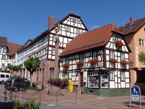 Die charakteristischen, blumengeschmückten Fachwerkhäuser in der Altstadt