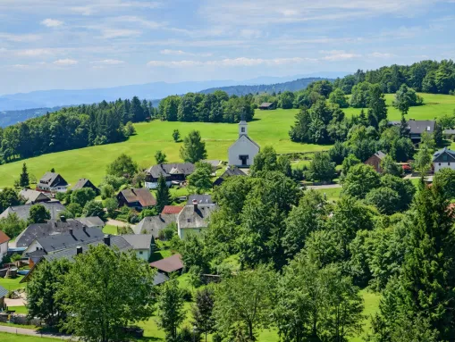 Urberg (975 m) mit der markanten Kath. Pfarrkirche St. Peter und Paul 