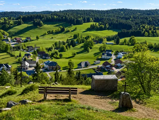 Kreuzfelsen direkt am Dachsberger Bergbaurundweg mit Blick auf den Ortsteil  Wittenschwand 