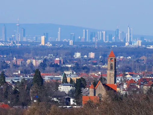 Darmstadt im Rhein-Main-Gebiet: Blick auf die Pauluskirche mit Skyline von Frankfurt