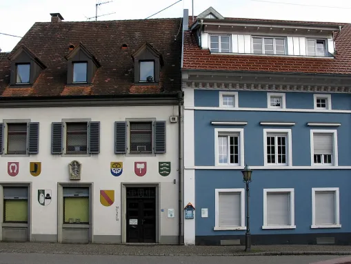 Altes Rathaus mit Heimatmuseum (links), Gasthaus Hirschen-Post (re.)