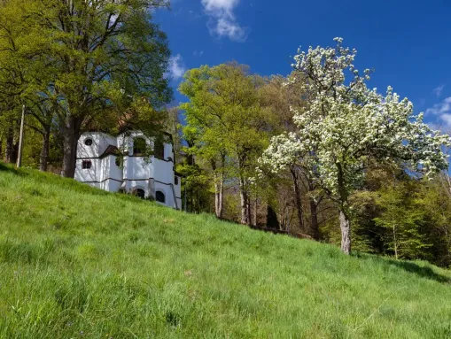 Neunlindenkapelle oberhalb der Stadt
