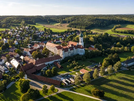 Ortsteil Wettenhausen mit der markanten Anlage des Klosters Wettenhausen