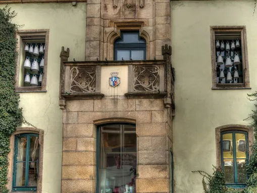 „Stereo“-Porzellanglockenspiel am Rathaus