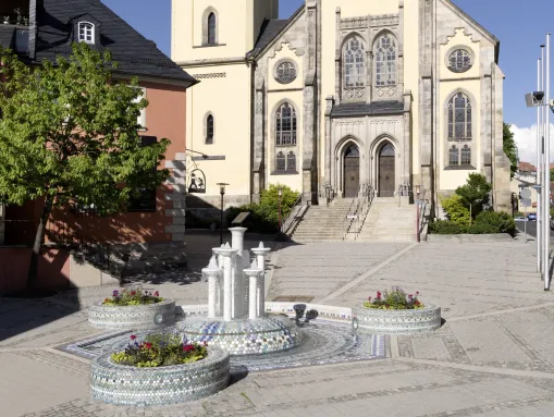Der Porzellanbrunnen vor der Stadtkirche