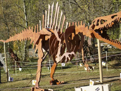 Der Saurier Trail in Fieschertal: Ein Spinosaurus in Lebensgrösse
