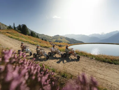Adrenalin pur für Gruppen: Mountaincarts und Trottinetts mit dem regionalen Adventure Pass