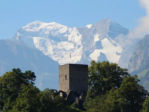 Burgruine Tellenburg vor den Hochalpen bei Frutigen