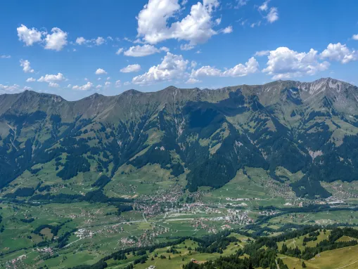 Alpines Panorama über Frutigen: Der Blick auf die Niesenkette