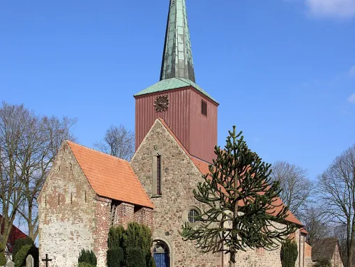 Die St. Dionysiuskirche im Geestlander Ortsteil Debstedt 