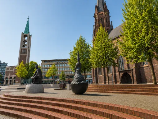 Der Heinrich-König-Platz in der Innenstadt - zwischen der Altstadtkirche (links) und Propsteikirche St. Augustinus (rechts)