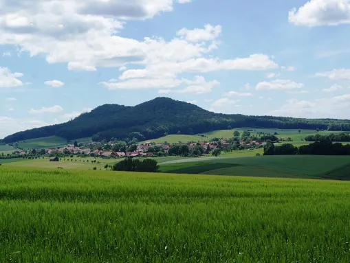 Gleichen am Rand der Region Weserbergland mit dem gleichnamigen Bergpaar